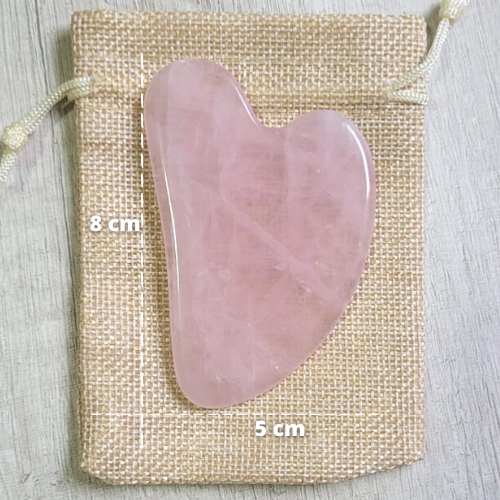 KIT Rolinho e Pedra de Quartzo Gua Sha Rosa Claro Antissinais Formato Coração - Massagem Facial